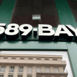 Lettre enseigne larges sur une devanture