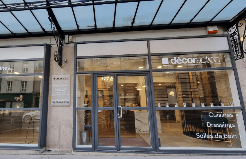 Lettrage adhésif sur la vitrine d'une boutique de décoration