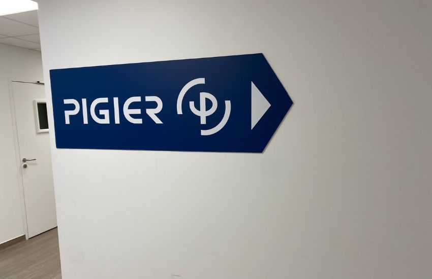 Photo d'un panneau directionnel avec logo