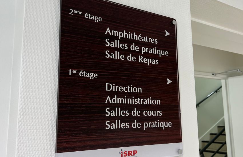 Photo d'une plaque indiquant des directions