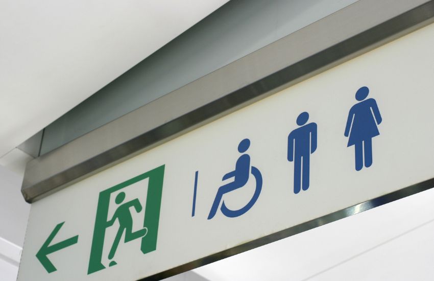 Photo d'un panneau de signalétique réglementaire avec indication sortie de secours et sanitaires