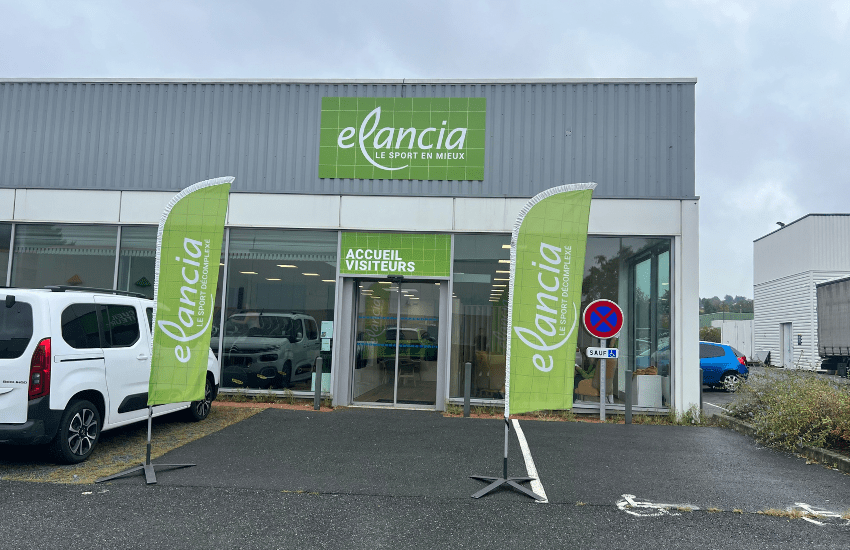 Photo de deux mâts drapeau devant une boutique